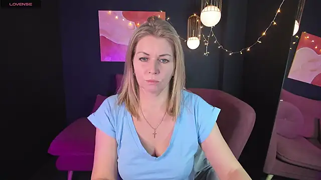 Snapshot of Annie_Light chatting on 02/07/25, 05:52 Annie Light online show from 02/07/25, 05:52
