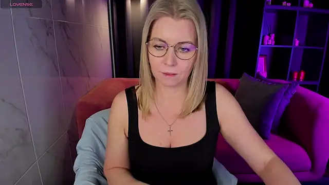 Snapshot of Annie_Light chatting on 03/07/25, 12:01 Annie Light online show from 03/07/25, 12:01