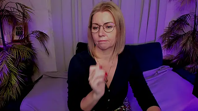 Annie Light online show from 11/10/25, 05:45