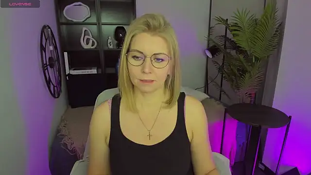 Snapshot of Annie_Light chatting on 03/21/25, 11:44 Annie Light online show from 03/21/25, 11:44