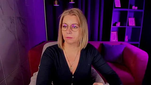 Annie Light online show from 10/21/25, 05:40