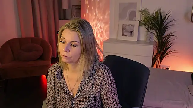 Annie Light online show from 12/16/25, 06:06