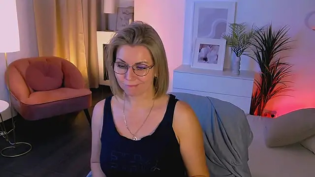 Snapshot of Annie_Light chatting on 10/06/25, 05:52 Annie Light online show from 10/06/25, 05:52