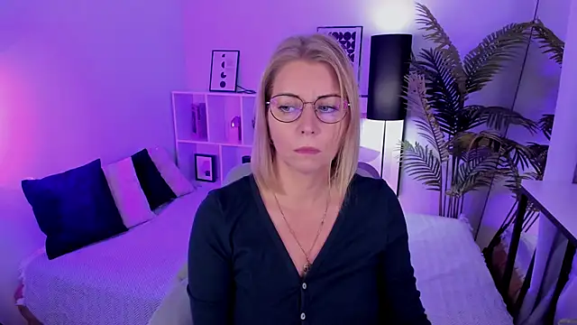 Annie Light online show from 10/25/25, 01:34