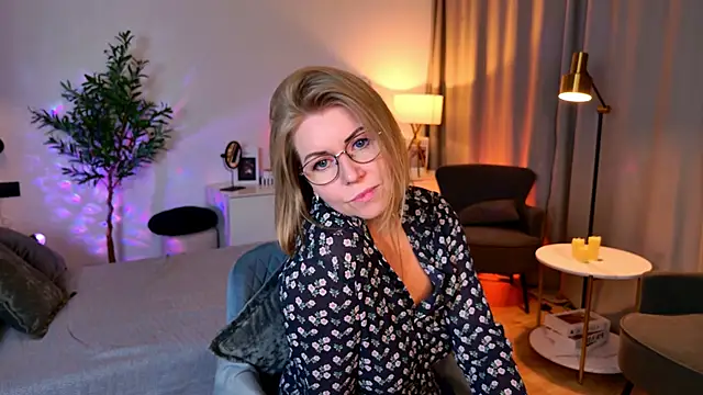 Annie Light online show from 05/19/26, 06:53