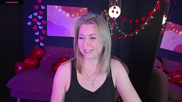 Snapshot of Annie_Light chatting on 02/15/25, 12:11 Annie Light online show from 02/15/25, 12:11