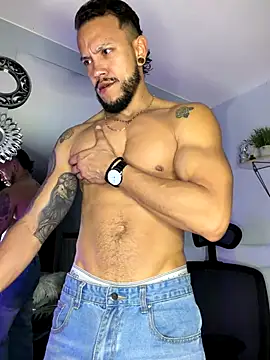 Snapshot of ARON_TAYLER01 chatting on 12/17/25, 07:02 ARON TAYLER01 online show from 12/17/25, 07:02