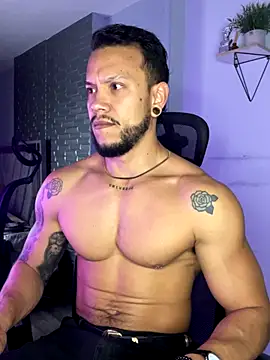 Snapshot of ARON_TAYLER01 chatting on 10/25/25, 10:25 ARON TAYLER01 online show from 10/25/25, 10:25