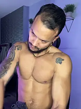 Snapshot of ARON_TAYLER01 chatting on 11/26/25, 10:37 ARON TAYLER01 online show from 11/26/25, 10:37