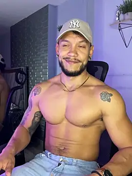 Snapshot of ARON_TAYLER01 chatting on 09/27/25, 10:32 ARON TAYLER01 online show from 09/27/25, 10:32