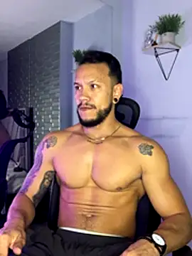 Snapshot of ARON_TAYLER01 chatting on 11/19/25, 10:37 ARON TAYLER01 online show from 11/19/25, 10:37