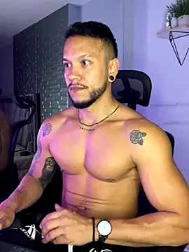 Snapshot of ARON_TAYLER01 chatting on 09/30/25, 10:32 ARON TAYLER01 online show from 09/30/25, 10:32