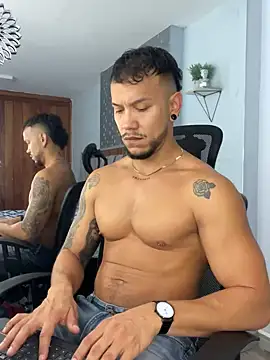 Snapshot of ARON_TAYLER01 chatting on 03/18/25, 04:39 ARON TAYLER01 online show from 03/18/25, 04:39