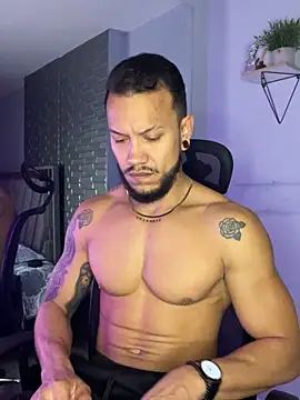 Snapshot of ARON_TAYLER01 chatting on 11/07/25, 10:20 ARON TAYLER01 online show from 11/07/25, 10:20