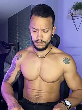 Snapshot of ARON_TAYLER01 chatting on 11/23/25, 10:25 ARON TAYLER01 online show from 11/23/25, 10:25