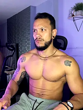 Snapshot of ARON_TAYLER01 chatting on 11/11/25, 10:32 ARON TAYLER01 online show from 11/11/25, 10:32