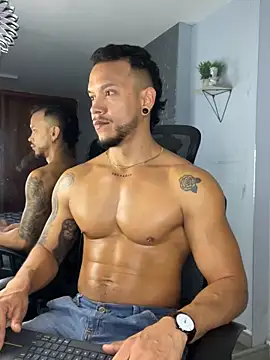 Snapshot of ARON_TAYLER01 chatting on 03/20/25, 12:43 ARON TAYLER01 online show from 03/20/25, 12:43