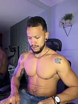 Snapshot of ARON_TAYLER01 chatting on 12/04/25, 10:25 ARON TAYLER01 online show from 12/04/25, 10:25