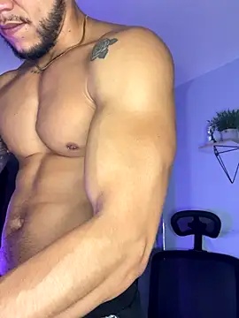 Snapshot of ARON_TAYLER01 chatting on 09/17/25, 10:28 ARON TAYLER01 online show from 09/17/25, 10:28