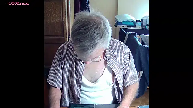 Snapshot of terrybare chatting on 06/12/26, 12:58 terrybare online show from 06/12/26, 12:58