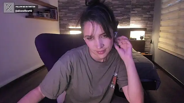 Snapshot of alicewilloww chatting on 10/01/25, 10:57 alicewilloww online show from 10/01/25, 10:57