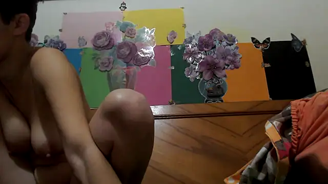 Snapshot of EllyseJenner chatting on 11/06/25, 06:01 EllyseJenner online show from 11/06/25, 06:01