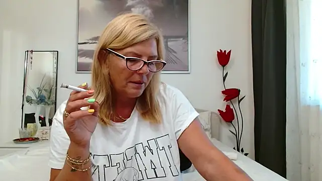 Snapshot of YulliaMilf chatting on 09/19/25, 06:39 YulliaMilf online show from 09/19/25, 06:39