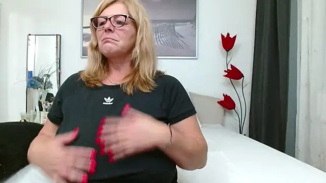 Snapshot of YulliaMilf chatting on 11/07/25, 03:16 YulliaMilf online show from 11/07/25, 03:16