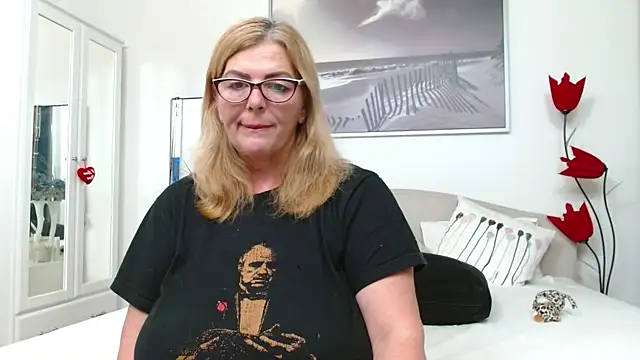 Snapshot of YulliaMilf chatting on 11/27/25, 06:41 YulliaMilf online show from 11/27/25, 06:41