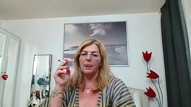 Snapshot of YulliaMilf chatting on 11/12/25, 06:45 YulliaMilf online show from 11/12/25, 06:45