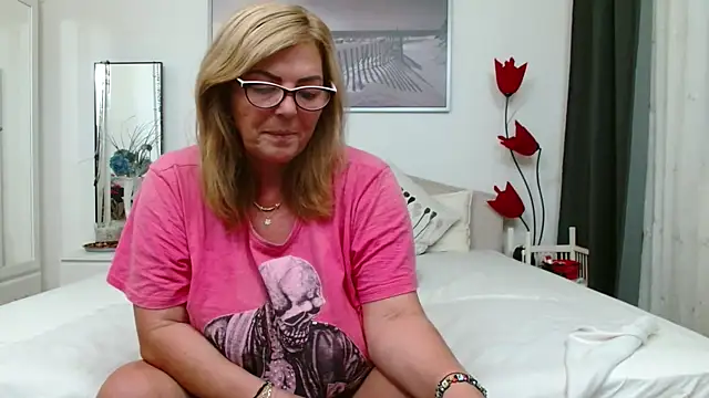 Snapshot of YulliaMilf chatting on 10/23/25, 02:38 YulliaMilf online show from 10/23/25, 02:38