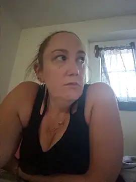 Snapshot of Wisie_Cutie chatting on 11/12/25, 04:00 Wisie Cutie online show from 11/12/25, 04:00