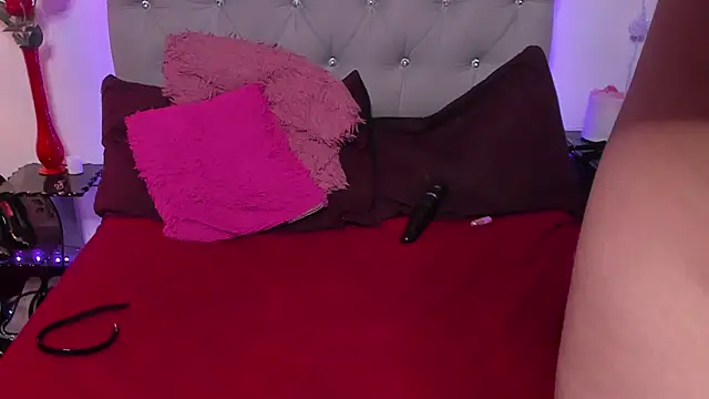 nicolsaenz20 online show from 12/13/25, 08:04