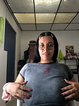 Snapshot of Annya-sweet chatting on 09/22/25, 03:18 Annya-sweet online show from 09/22/25, 03:18