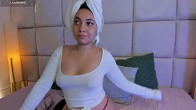 Snapshot of Sooffii_1 chatting on 12/16/25, 02:16 Sooffii 1 online show from 12/16/25, 02:16