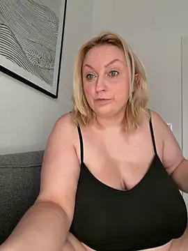 Snapshot of BBW_Nora chatting on 06/11/26, 08:22 BBW Nora online show from 06/11/26, 08:22