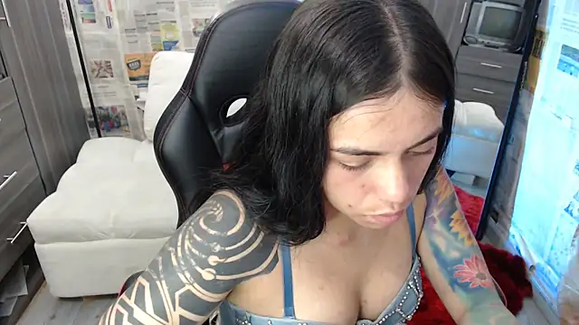 i am nina  online show from 10/25/25, 02:11