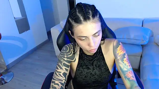 Snapshot of i_am_nina_ chatting on 03/08/25, 12:33 i am nina online show from 03/08/25, 12:33