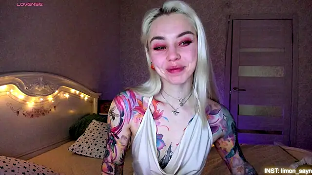LillyMoure  online show from 06/01/26, 11:37