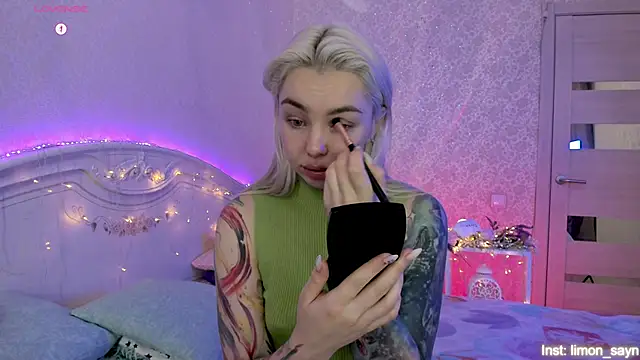 LillyMoure  online show from 11/02/25, 11:21