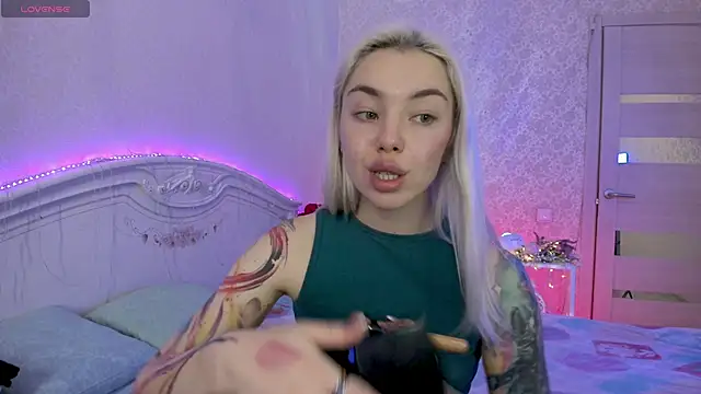 LillyMoure  online show from 11/13/25, 12:14