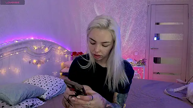 LillyMoure  online show from 09/26/25, 11:22