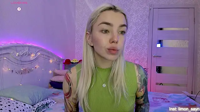 LillyMoure  online show from 10/17/25, 11:28