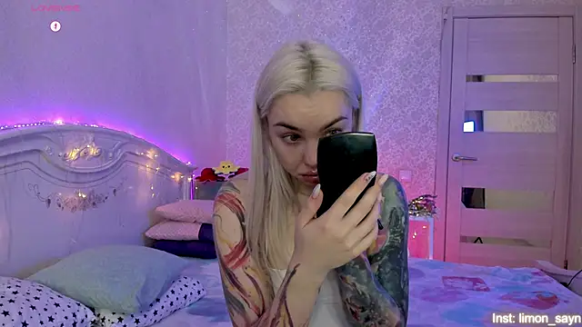 LillyMoure  online show from 10/27/25, 11:16