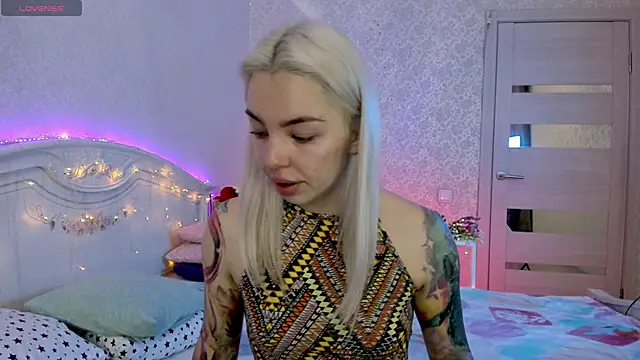 LillyMoure  online show from 10/26/25, 11:16