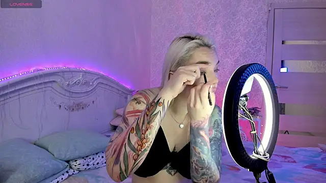 LillyMoure  online show from 11/14/25, 11:41