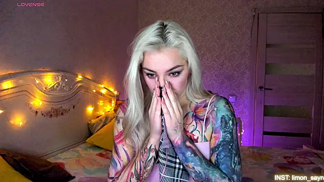 LillyMoure  online show from 04/01/26, 11:45