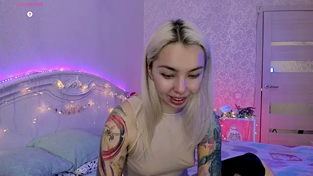 LillyMoure  online show from 12/03/25, 11:36