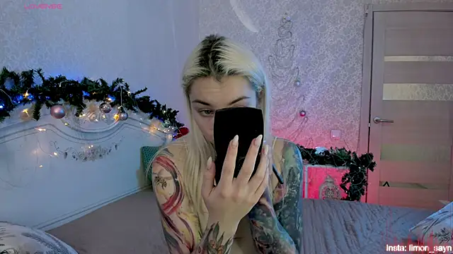 LillyMoure  online show from 12/15/25, 12:49