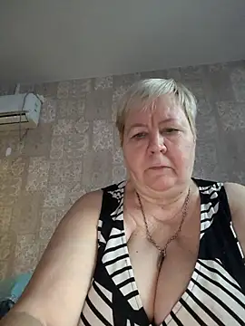 Snapshot of EffectFiona chatting on 12/23/25, 04:34 EffectFiona online show from 12/23/25, 04:34